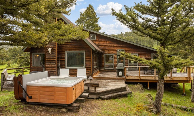 Bozeman House | Pet-Friendly Grassy Ridge: Hot Tub & Spa in Bridger Canyon