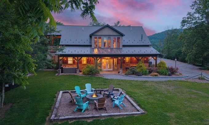 Walker Lake Cabin | Exceptional Cabin Retreat with Hot Tub and Game Room