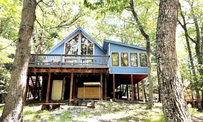 The Woods Cabin | Pet-Friendly Grateful Moments Cabin with Hot Tub & Pool Access