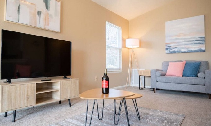 Pekin House | GRAUHAUS - Stylish 3BD Retreat with KING Bed in Pekin