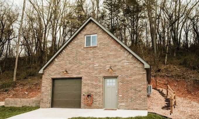 Pea Ridge Apartment | Family-Friendly Gravel Trail Getaway with Kitchen & 10/10 Rating