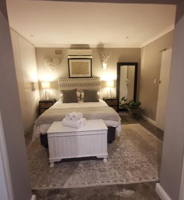 Strand Apartment | Inviting Gray Cottage with Ocean View & Breakfast Included
