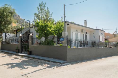 Salamis Apartment | Gray House Salamina