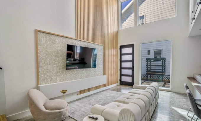 East Downtown Houston House | Experience the Gray Loft at The O’Four Lofts - Grayscale Lux