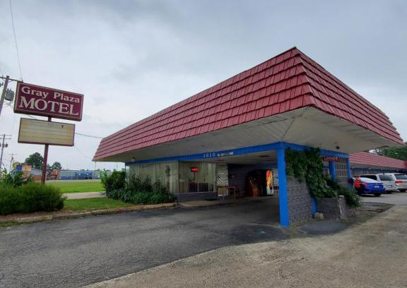 West Frankfort Hotel | Cozy Gray Plaza Motel: Pet Friendly & Family-Oriented Stay