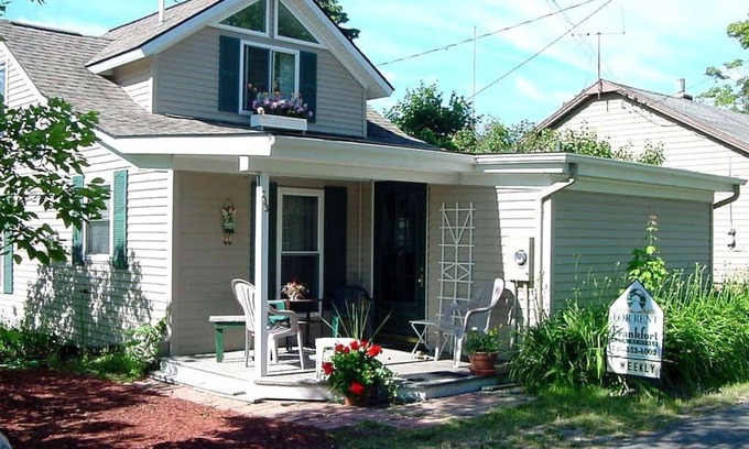 Frankfort House | Gray's Cottage - Steps to Beach & Downtown with Ocean View