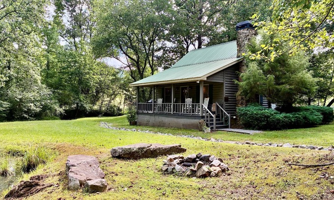 Dahlonega Cabin | Idyllic Retreat Near Wineries, Waterfalls, and Trails