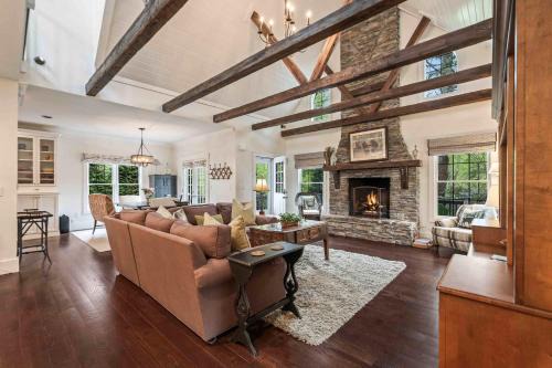 Highlands House | Grayling Cottage - Walk to Highlands Main Street