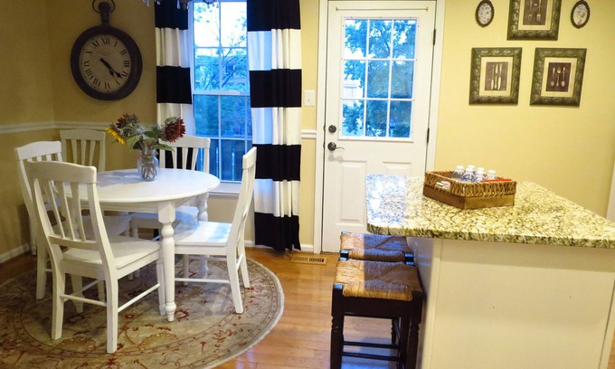 Nauck House | Ideal 3 Bedroom Retreat with Spa Near Top Attractions