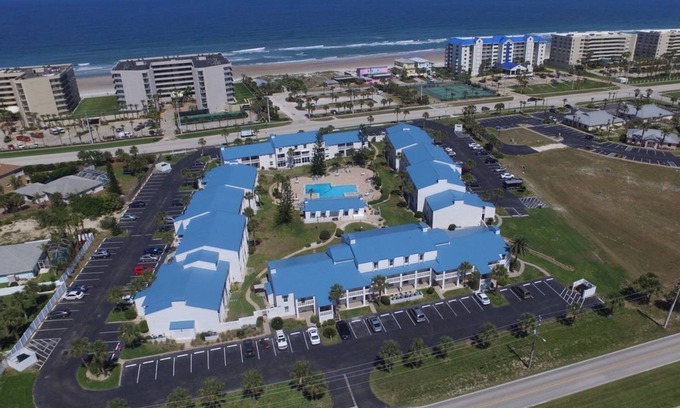 Ponce Inlet Condo | Beachside Condo Retreat in Ponce Inlet with Pool & Kitchen