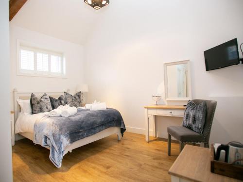 Ramsden Heath Hotel | Discover Great Blunts Stables: Oceanfront Retreat Awaits