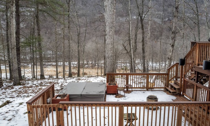 Great Cacapon Cottage | Great Cacapon Mtn Cabin w/Private Hot Tub + Views