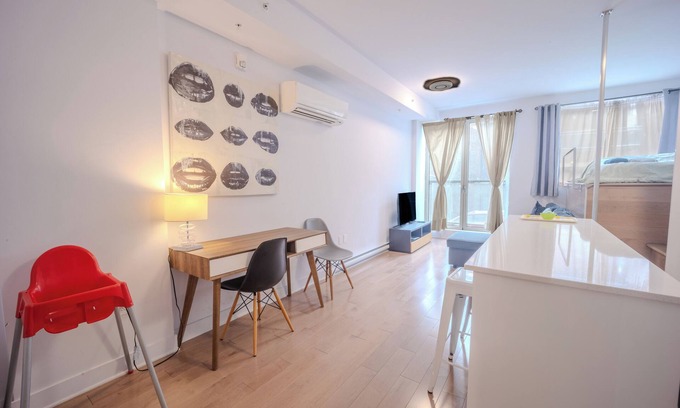 Quartier des Spectacles Apartment | Great condo for 4 guests with parking