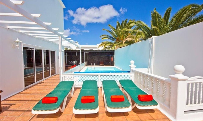 Costa Teguise Villa | Relaxing Villa Luz De La Fragata with Private Pool & Spa