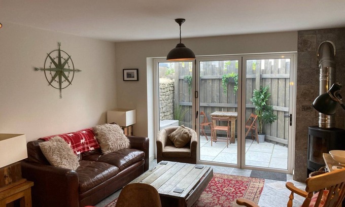 Cowbridge Apartment | Country-Style House with Cozy Courtyard & Spa Amenities