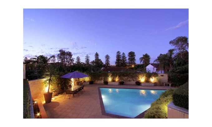 West Leederville House | Ideal Retreat for Extended Stays with King Bed & Pool