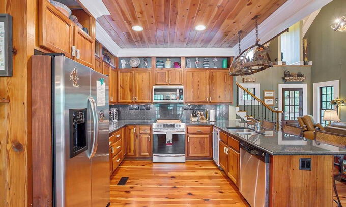 Mentone House | Perfect Family Retreat by the Lake with Spa & Pool Access