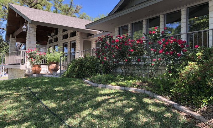 Kingsland House | Family-Friendly Retreat with Ocean Views and Pet Access