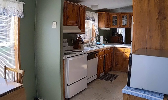 Cambridge House | Unforgettable Family Lake Retreat and Hunting Haven