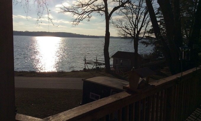 Maple Plain House | Perfect Getaway: Lake Independence View & Pet-Friendly Stay