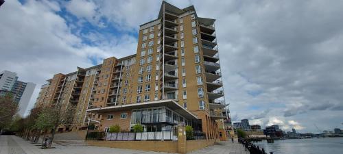 Canary Wharf Apartment | Unwind in Comfort: Free WiFi & Child-Friendly Stays