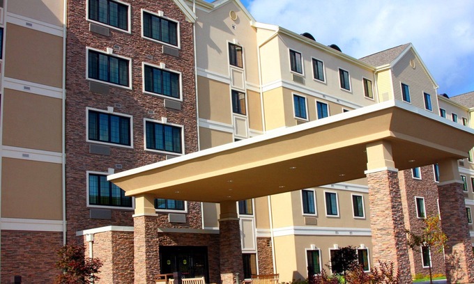 Liverpool Condo | Ideal for Business Travelers: Free Breakfast & Suite Near Syracuse