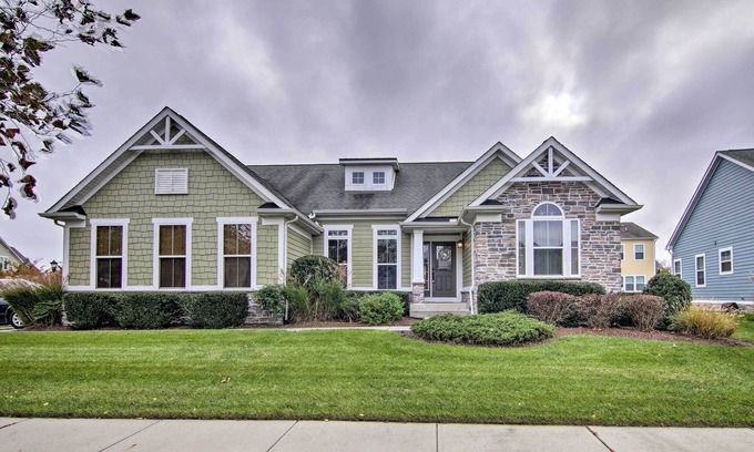 The Commons House | Ideal for Groups: Bayside Resort Home with Spa & Breakfast