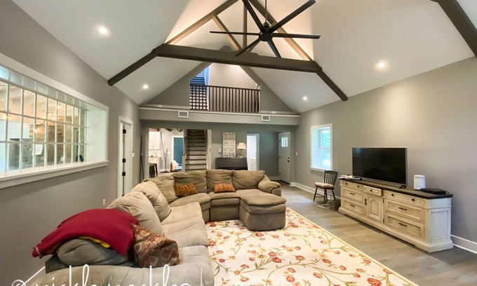 Kintnersville Ski Chalet | Perfect for Gatherings - 4 Bedroom Retreat with Pool
