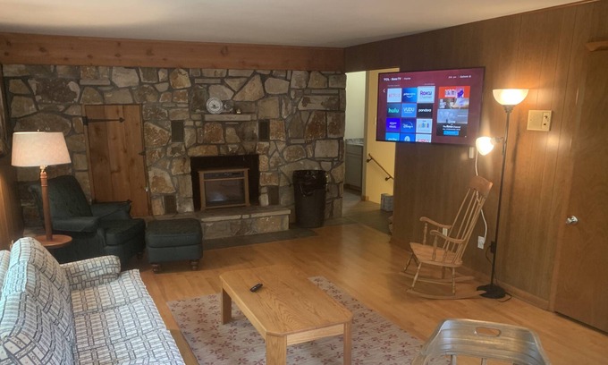 Foristell House | Perfect Group Getaway with Lake Views and Pet-Friendly Stays