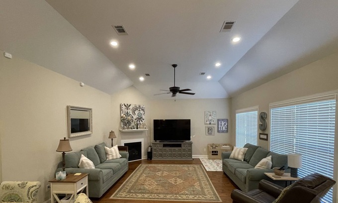Oxford House | Ideal Retreat for Game Days and Graduations Near Campus!