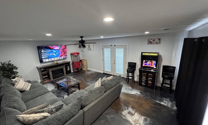 Waukegan House | Ideal Family Stay in Waukegan Near Navy Base - Pet Friendly