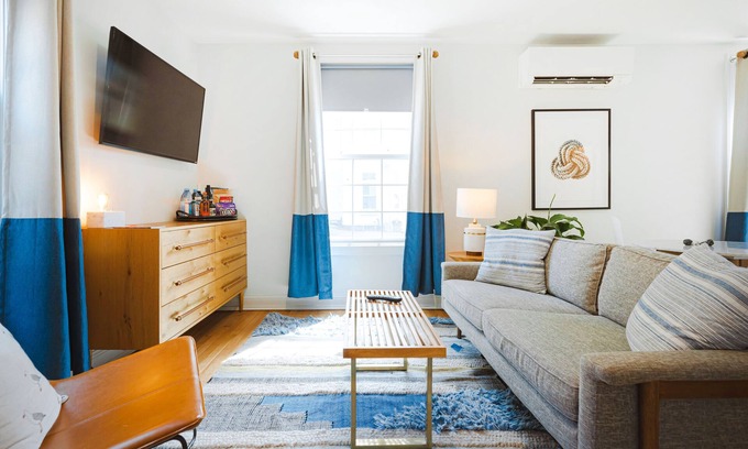 New Castle Apartment | Premier King Studio Apt with Main Street View & Breakfast