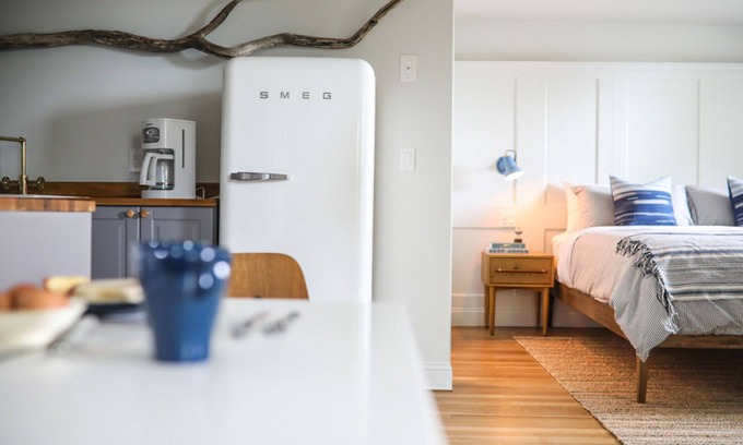 New Castle Apartment | Delightful King Studio at Great Island Inn with Patio View