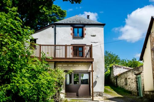 Barnstaple House | Cozy Great Lilly Cottage: 4-Star Stay with Breakfast & Pets