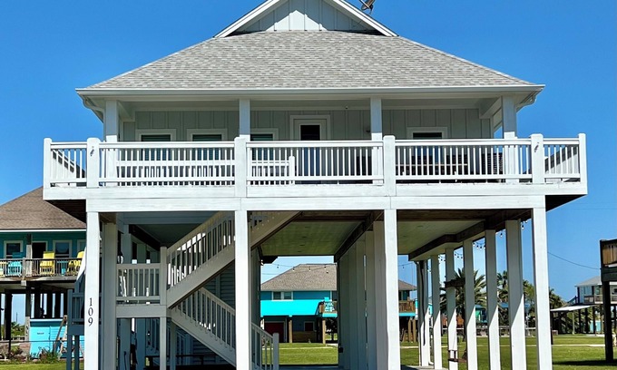 Crystal Beach House | Prime Location! Beach Access & Family-Friendly 3BR Retreat