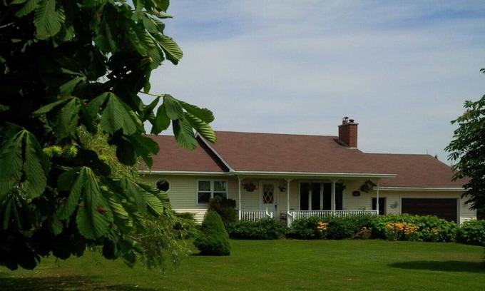 Seafoam House | Great location 3 bedroom bungalow on the North Shore