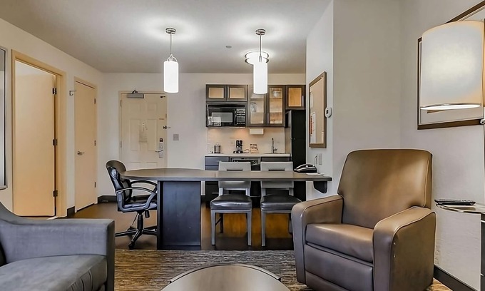 Wichita Hotel | Prime Location: Relaxing Units with Kitchen & Pet-Friendly!