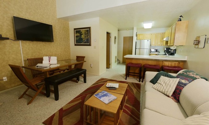 Eden Condo | Ideal Location with Scenic Views and Poolside Relaxation