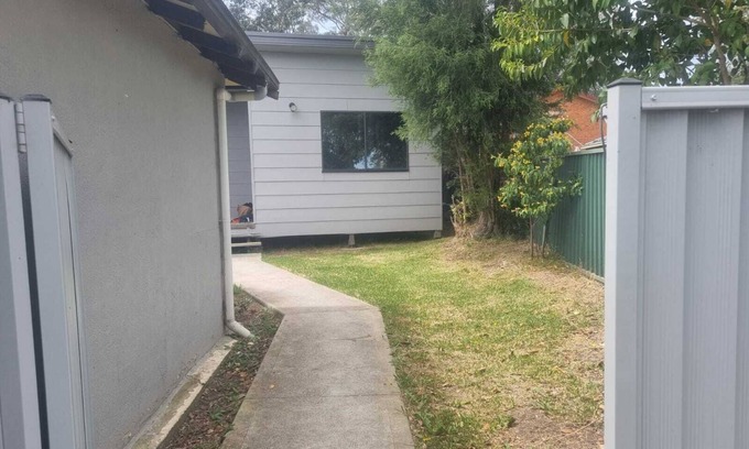 Gorokan Cottage | Great location, close to shops, clubs, beaches and the M1