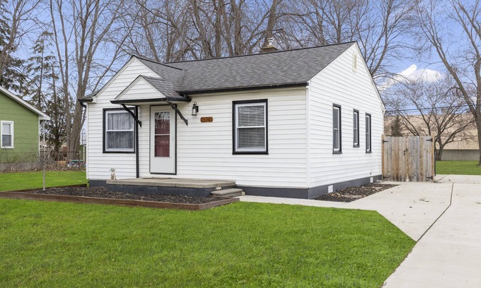 Warren House | Perfect Location! Cozy Home with Pet-Friendly Amenities