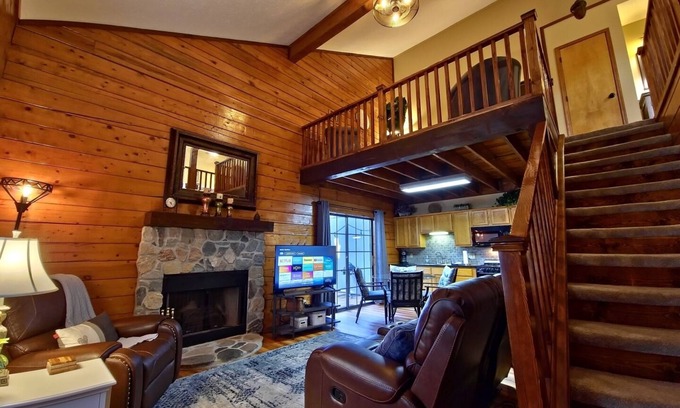 Table Rock Cabin | Pet-Friendly Cabin with Deck and BBQ Grill for 8 Guests