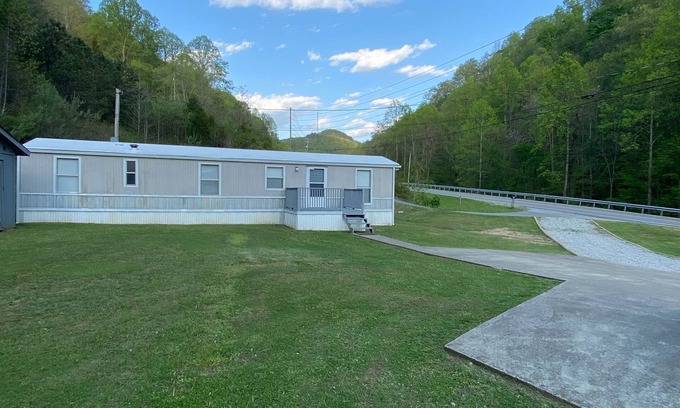 Williamson Cabin | Prime Location & Impeccably Clean Hotel Near Trail Heads