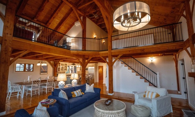 Middletown House | Prime Coastal Country Retreat with Top Amenities Await!