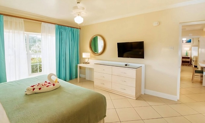 Rodney Bay Apartment | Prime Spot Near Rodney Bay Marina with Beachfront Suites
