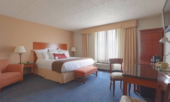 Wenatchee Hotel | Ideal Hotel with Pool & Spa Near the Highway