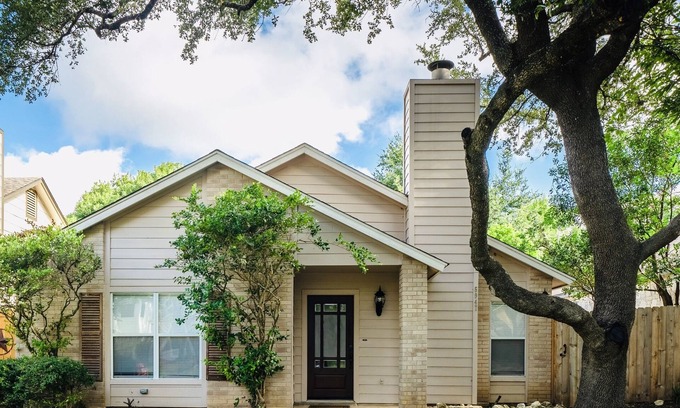 Woodridge House | Prime Location with Pool, Spa & 9.8/10 Guest Rating!