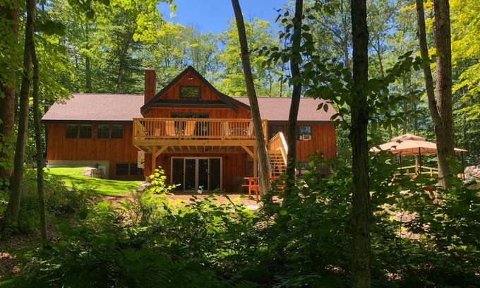 Moultonborough House | Family-Friendly Retreat with Pool Table & Pet Welcome