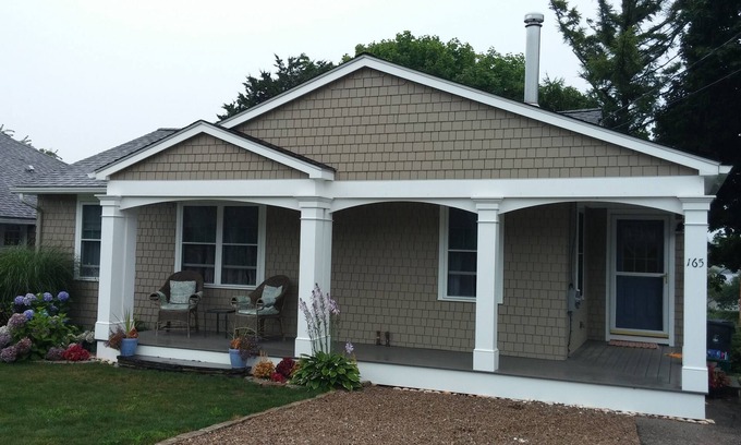 Bonnet Shores Cottage | Prime Narragansett Beach Cottage: Steps to Kelly Beach