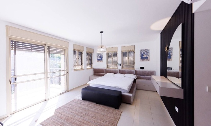 Hod HaSharon House | Ideal Location for Group Getaways with Family-Friendly Perks