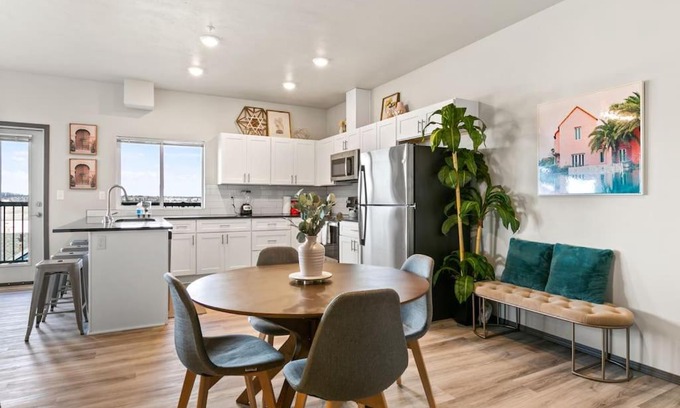 South Perry District Apartment | Perfectly Located 2 Bed Near Perry District & Downtown